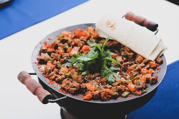 Sauté de viande dans une poêle traditionnelle Sac kavurma Turkish Food