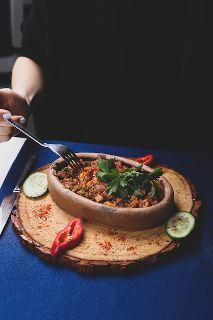 Sauté de viande dans une poêle traditionnelle Sac kavurma Turkish Food