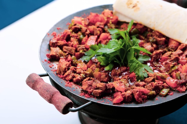 Sauté de viande dans une poêle traditionnelle Sac kavurma Turkish Food