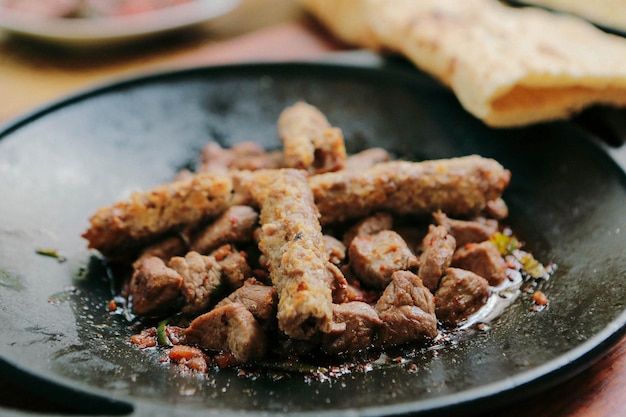 Sauté de viande dans une poêle traditionnelle Sac kavurma Turkish Food