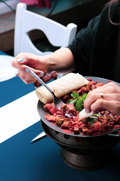 Sauté de viande dans une poêle traditionnelle Sac kavurma Turkish Food