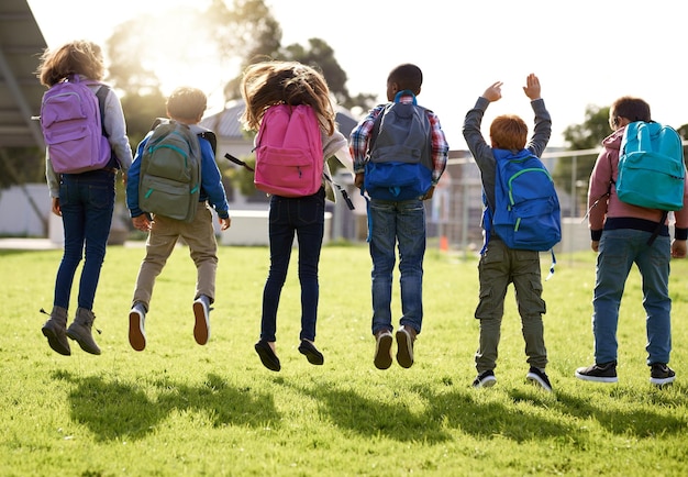 Photo sauter de joie ses vacances photo de jeunes enfants jouant ensemble à l'extérieur