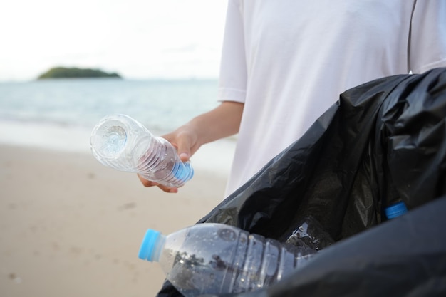 Sauver l'océan Des bénévoles ramassent les déchets sur la plage et les bouteilles en plastique sont difficiles à décomposer