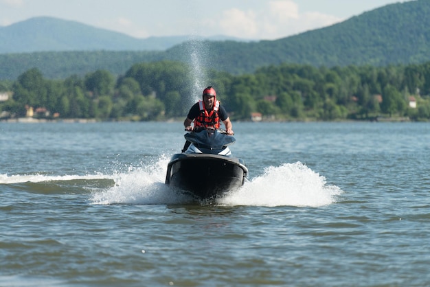 Sauveteur inspectant la zone océanique en jet ski