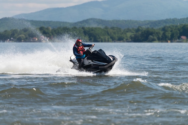 Sauveteur sur un jet ski à la recherche d'une personne disparue