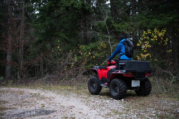 Sauveteur sur un quad à la recherche d'une personne disparue