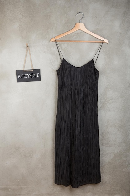 Save planet concept blackboard avec texte Recycle et belle petite robe noire sur un cintre