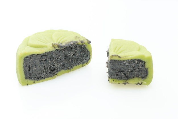 Saveur chinoise de thé vert de gâteau de lune au sésame noir d'isolement