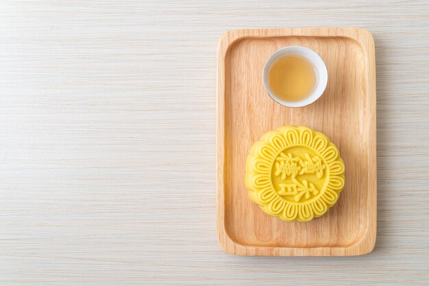 Saveur de crème pâtissière chinoise avec du thé sur plaque de bois