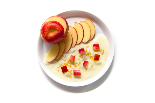 Saveur originale de yogourt grec avec une tranche de pomme rouge fraîche sur la plaque blanche