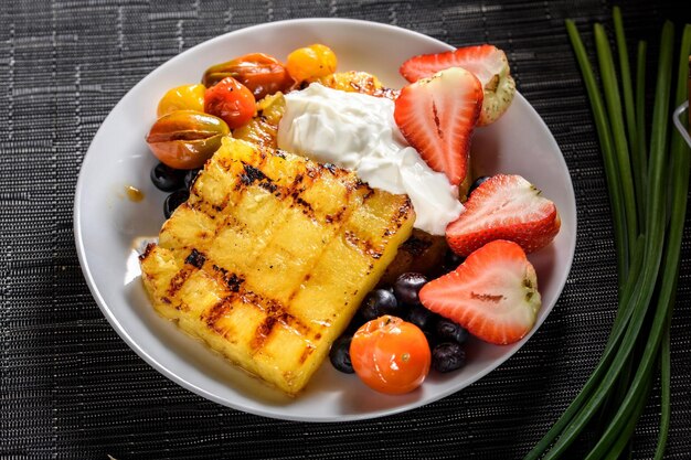 Saveur et sucré 4K en gros plan de la saucisse de petit déjeuner avec des fraises fraîches