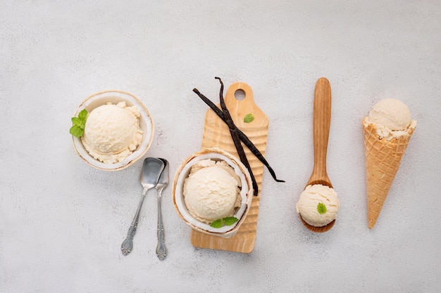 Saveurs de crème glacée à la noix de coco dans la moitié de la configuration de la noix de coco sur fond de pierre blanche Concept de menu d'été et sucré