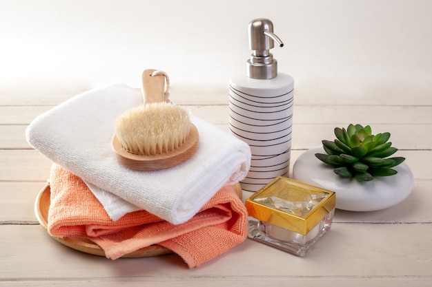 Savon artisanal avec accessoires de bain sur fond de bois