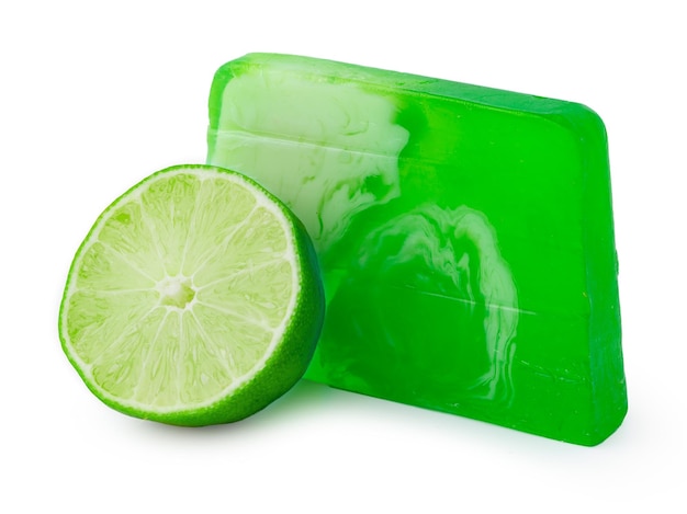 Savon artisanal au citron vert sur fond blanc