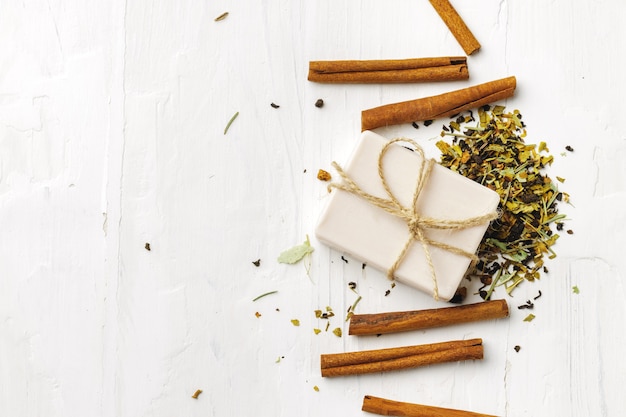 Savon artisanal à la cannelle sur la table, gros plan