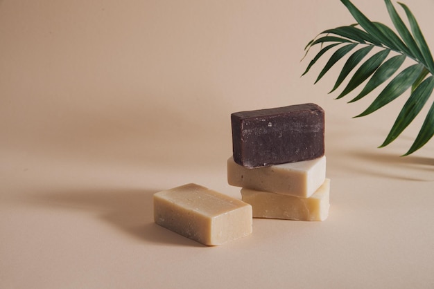 savon artisanal dans un style minimaliste sur fond pastel