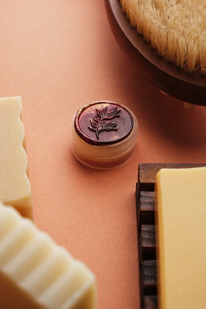 Savon artisanal entouré d'accessoires de salle de bain textiles de maison douillets et soins du corps bio