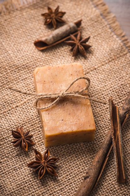 Photo savon artisanal à l'étoile de cannelle et d'anis sur fond de bois.