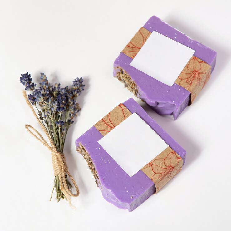 Photo savon artisanal fait maison. bundle de lavande. petite entreprise, produits biologiques, ingrédients naturels. vue de dessus.