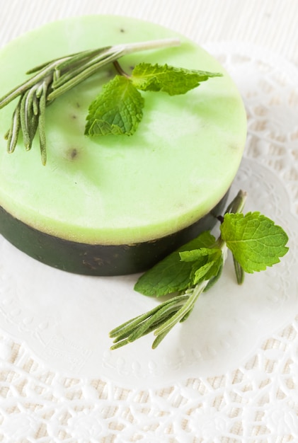 Savon Artisanal Et Feuilles De Menthe Et Fond Blanc