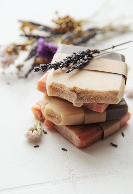 Savon artisanal naturel aux fleurs séchées et lavande