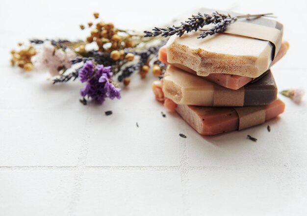 Savon artisanal naturel aux fleurs séchées et lavande