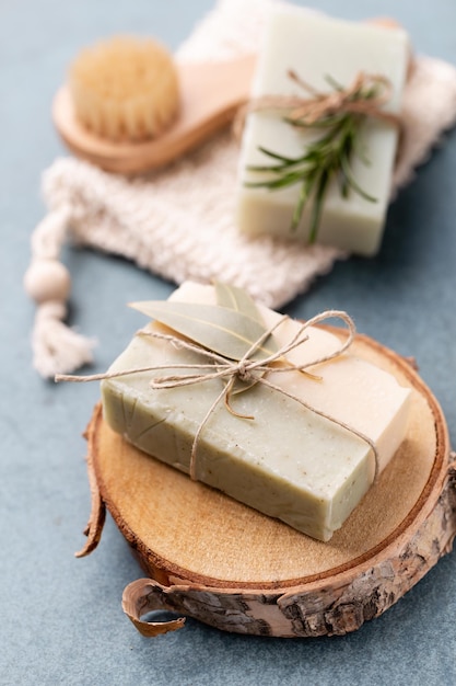 Savon artisanal naturel. Pains de savon bio aux extraits de plantes.