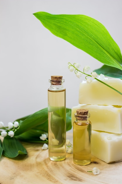 Savon artisanal naturel à partir de zéro avec extrait et huile de muguet