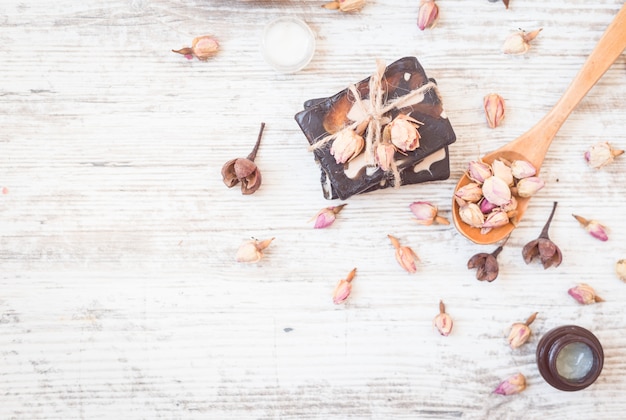 Savon Artisanal Avec Des Roses En Blanc