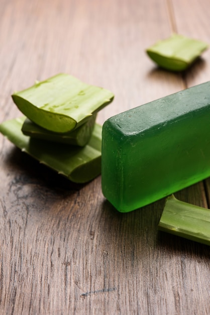 Savon de bain à l'aloe vera avec des morceaux d'aloe vera