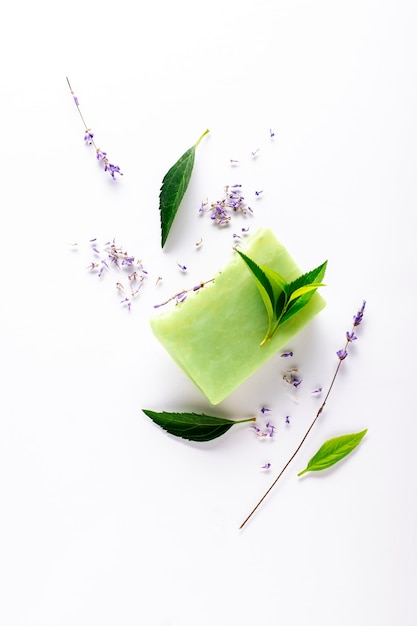 Savon de bain naturel aux fleurs. Soin du corps.