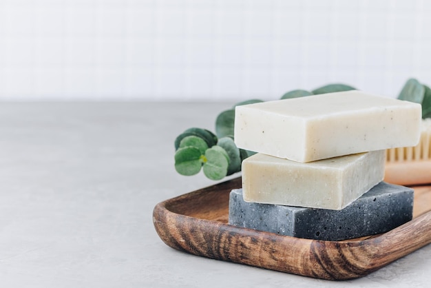 Savon Des barres de savon organique Une pile de barres de sabon naturel sur un fond de pierre grise