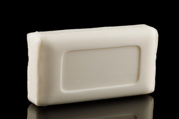 Savon blanc sur fond noir