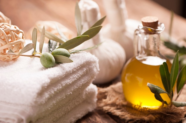 Savon à l'huile d'olive et serviette de bain sur table en bois