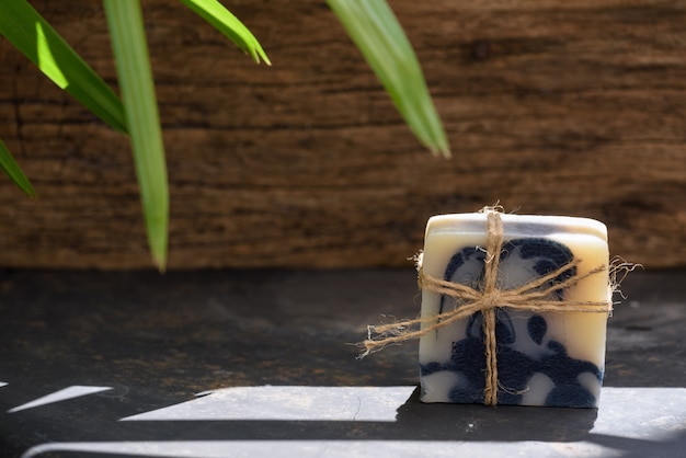 Savon indigo fait main sur fond sombre en bois