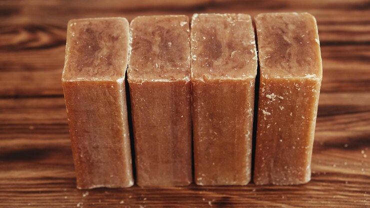 Photo savon à lessive brun sur fond de bois