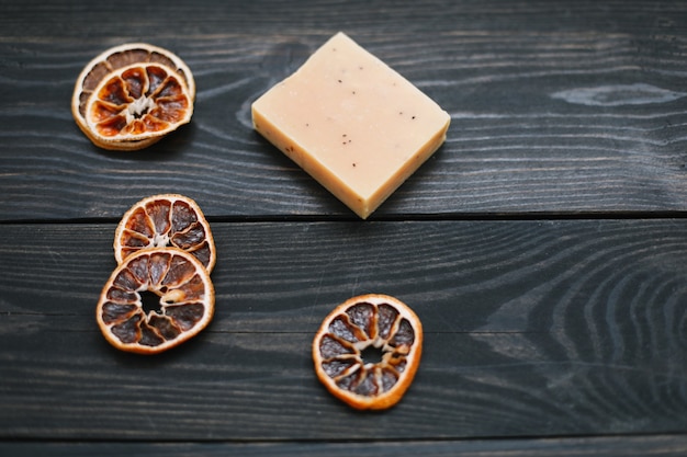 Savon naturel aux agrumes sur une surface sombre