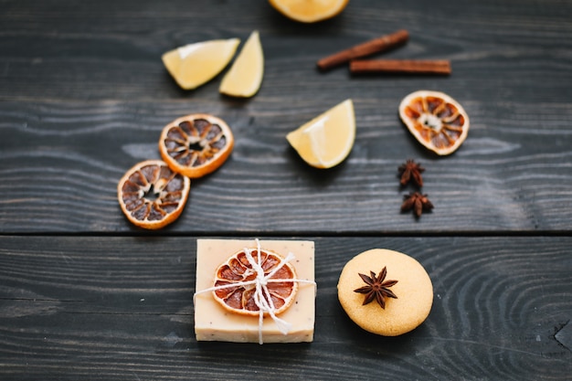 Savon naturel aux agrumes sur une surface sombre