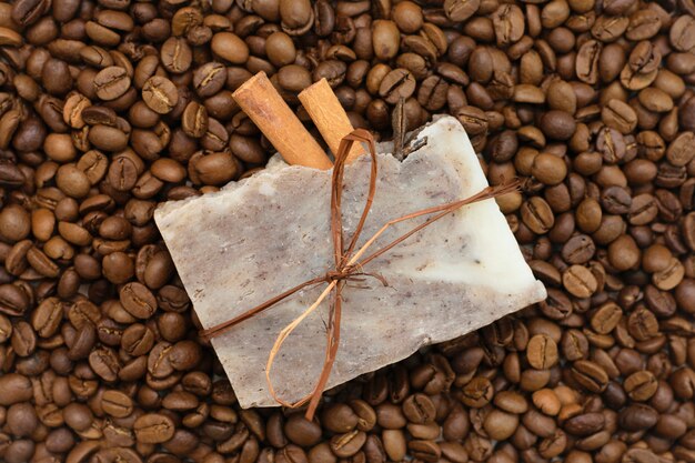 Savon naturel avec café, gommage au café, soin du spa.