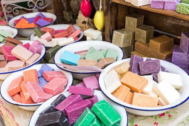 Savon naturel sur le comptoir du marché du dimanche de la ville de Parme Italie