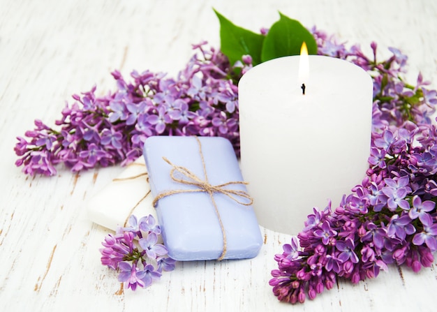 Savon naturel et fleurs lilas