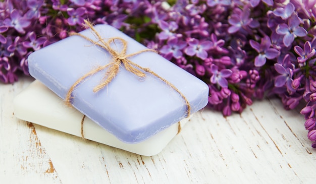 Savon naturel et fleurs lilas