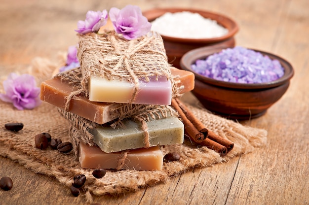 Savon naturel sur fond de bois