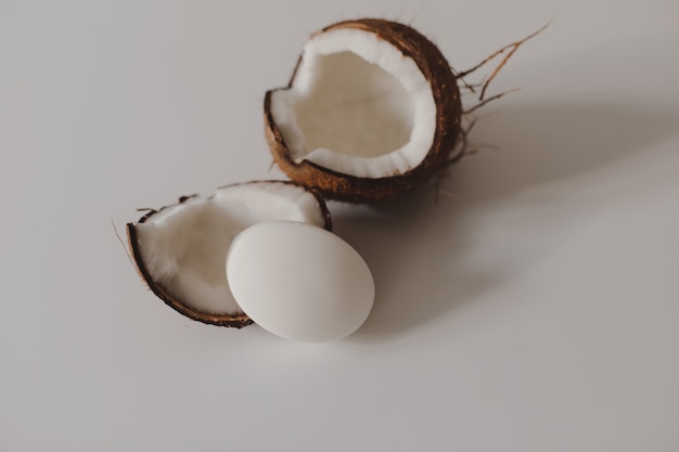 Savon naturel à la noix de coco ou barre de shampoing à plat sur fond blanc