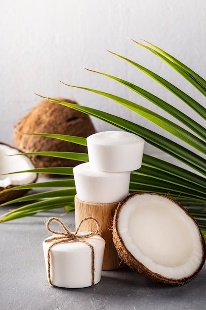 Savon à la noix de coco fait à la main sur gris