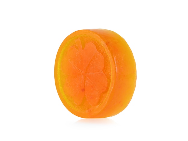 Savon orange isolé sur blanc.