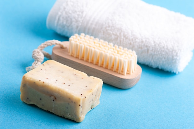 Savon, serviette blanche et brosse en bois