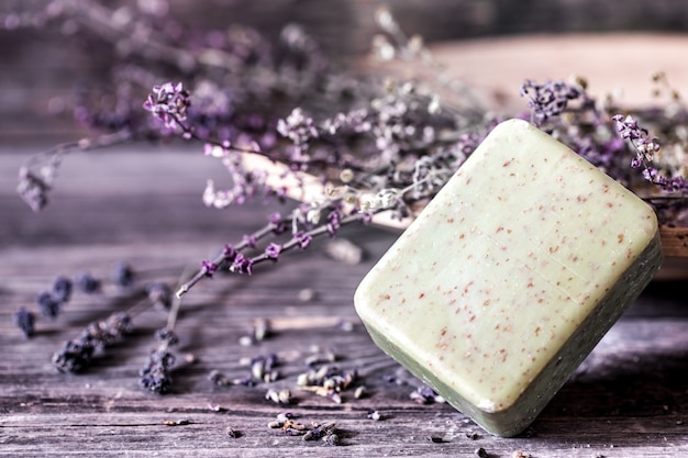 Savon spa sur table en bois