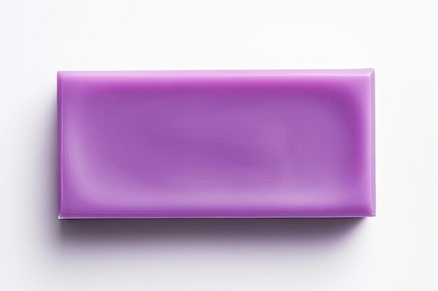 Savon violet vu d'en haut sur fond blanc