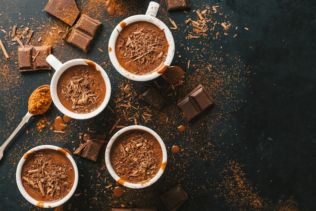 Savoureuse boisson au chocolat chaud dans de petites tasses